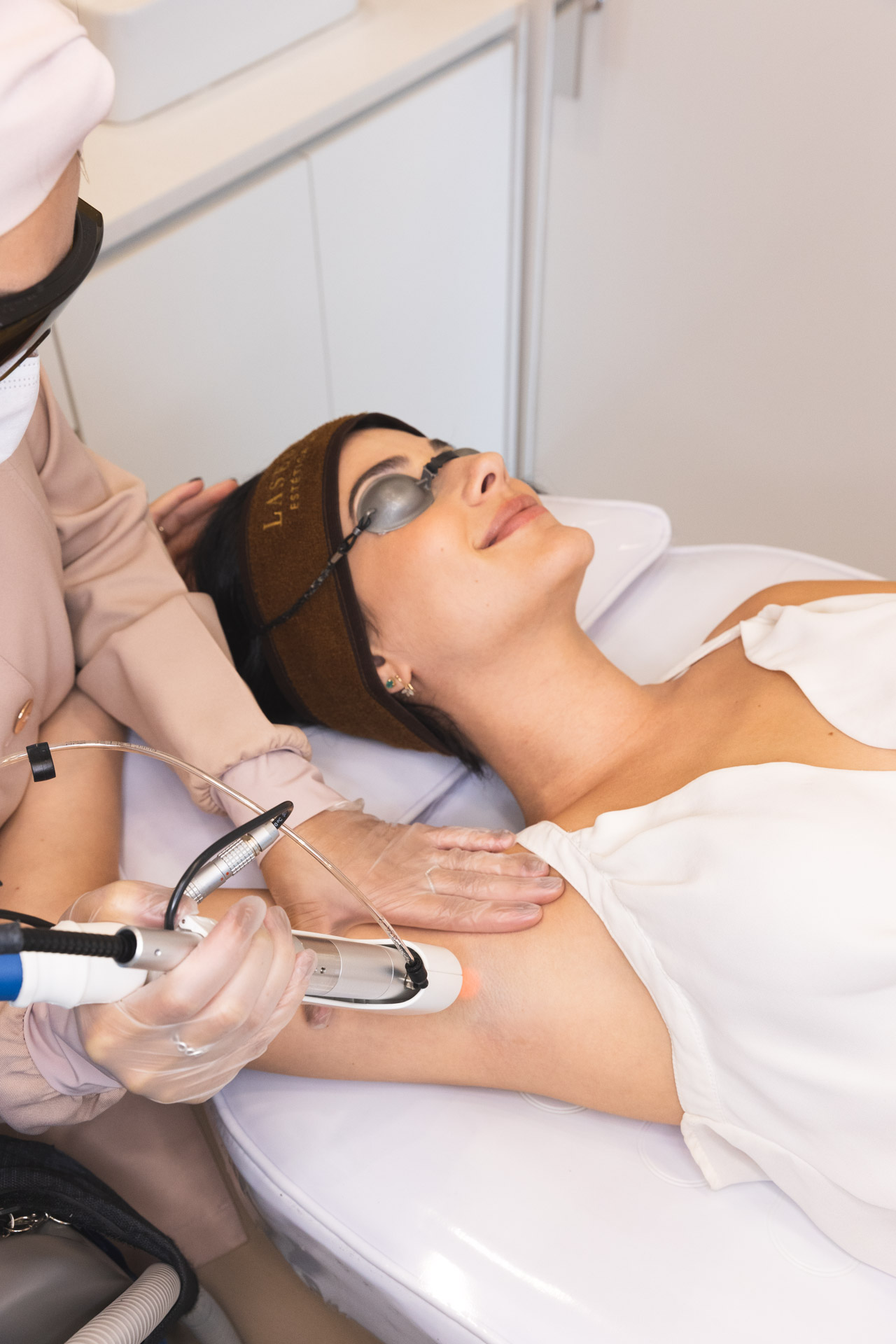 Sessão de depilação a laser de axila na Laser & Co Santana